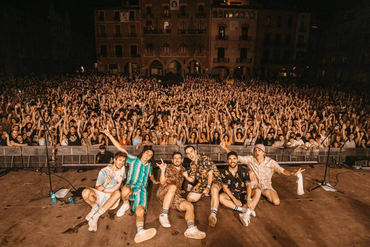 Ramon Figueras y la banda delante de un público entregado