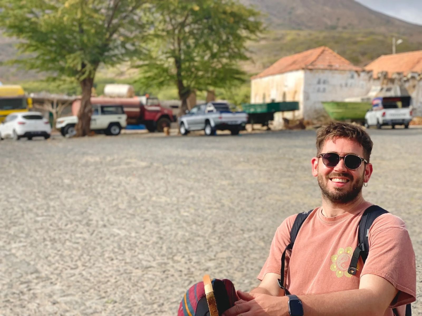 Ramon Figueras sonriendo con gafas de sol